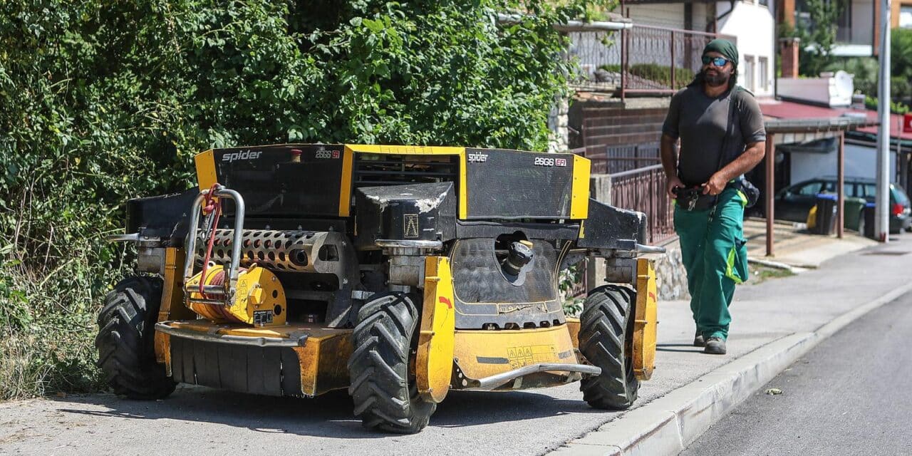 Gračani: Zagrebački Zrinjevac počeo je koristiti kosilice za travu na daljinsko upravljanje