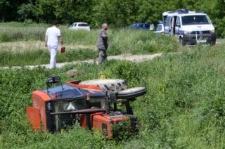 Koprivnica: Suvoza?ica poginula pri prevrtanju traktora u polje