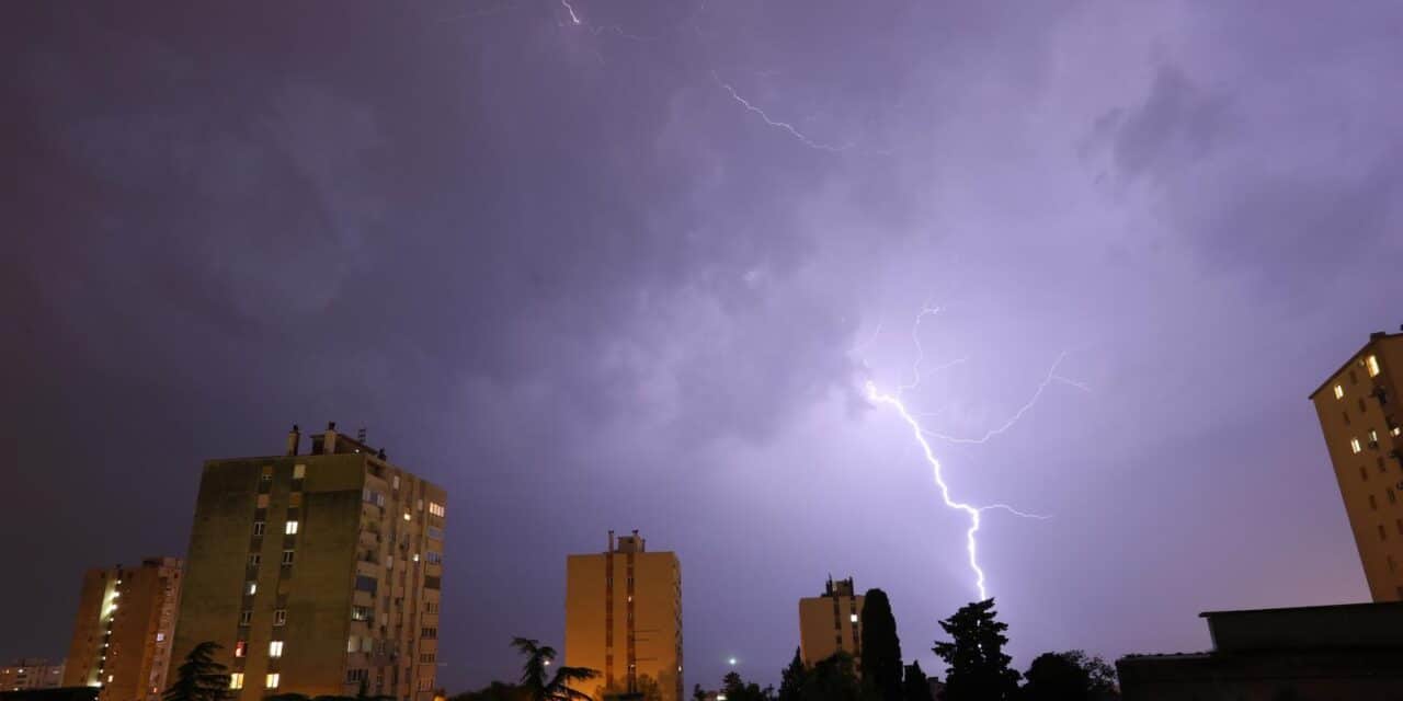 Rijeka: Munje na nebu iznad grada