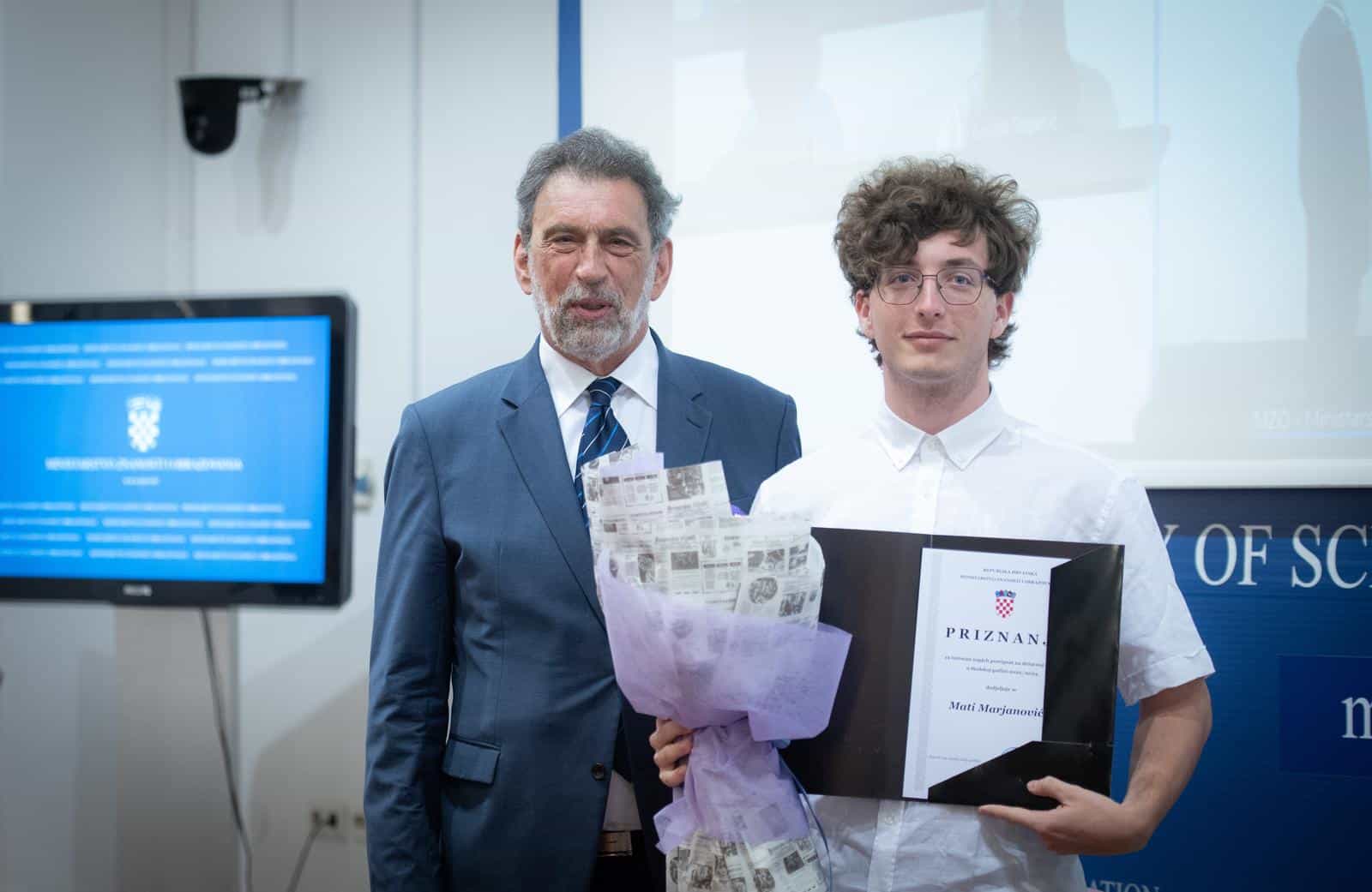 Mate je genijalac iz pulske Gimnazije koji je razvalio maturu, školovanje nastavlja na Cambridgeu