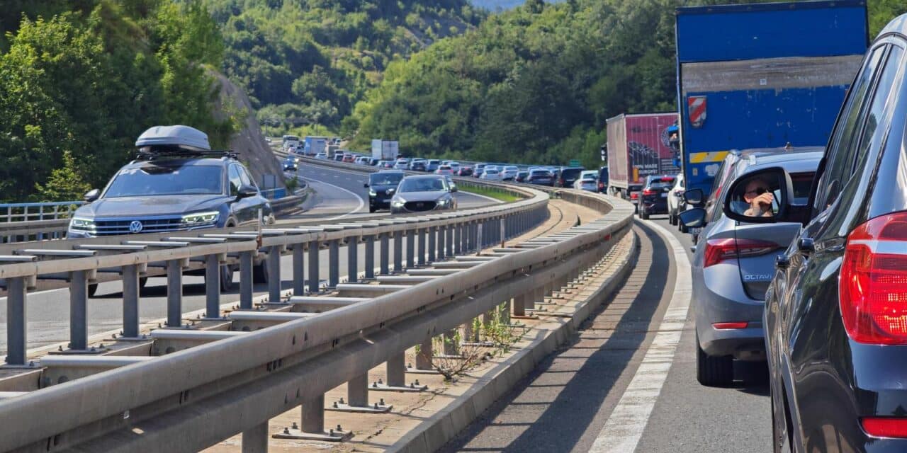 Zapalio se kamion na autocesti prema Splitu, stvorila se ogromna gužva