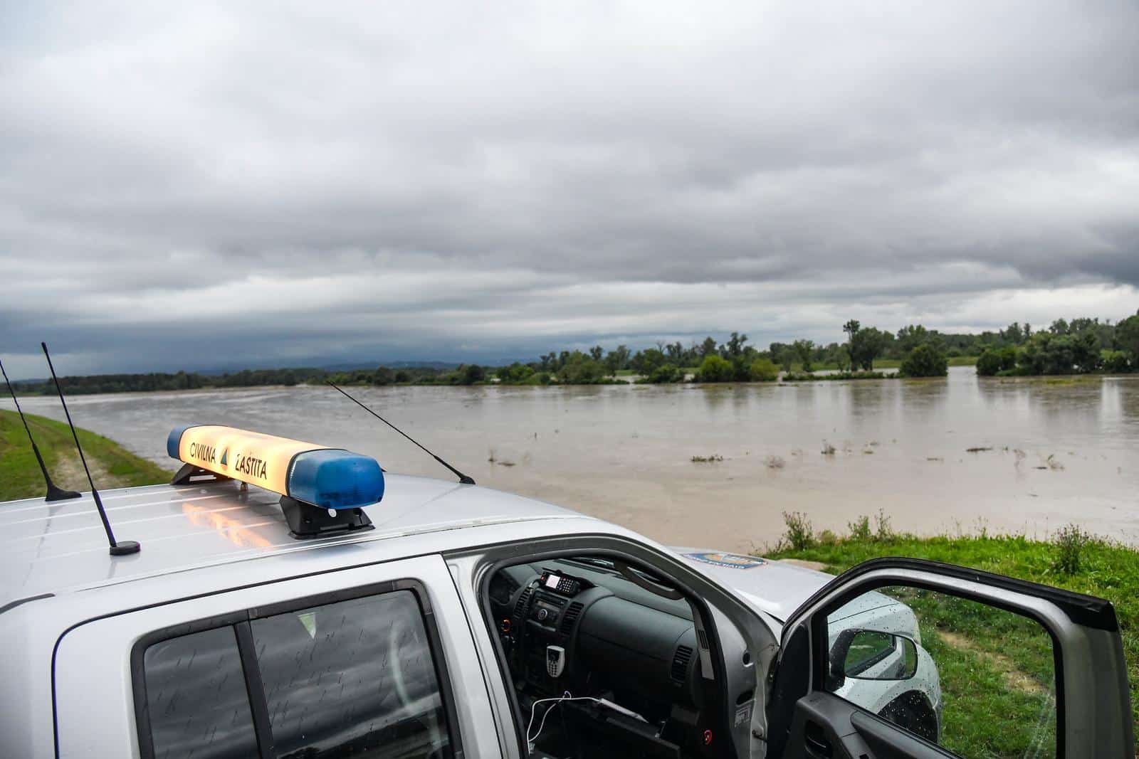 Zagreb: Civilna zaštita dežurna je uz nasip Odra-Sava gdje prijeti izlijevanje rijeke