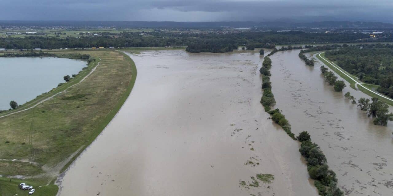 Zagreb: Pogled iz zraka na kanal Odra-Sava koji je  poplavljen