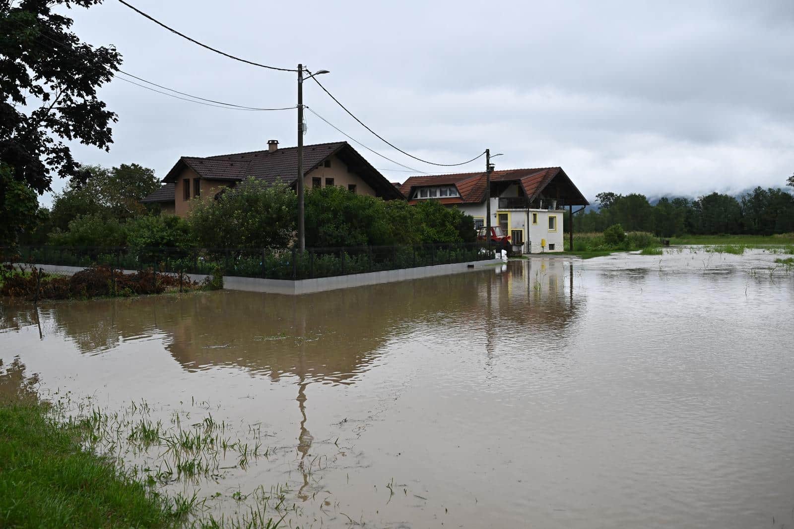 Zbog izlijevanja rijeke Save, voda prijeti kućama u Javorju kod Brdovca