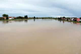 Sisak: Stanovnici mjesta uz Savu spremno čekaju najavljeni vodni val, popravljajući i gradeći nove nasipe