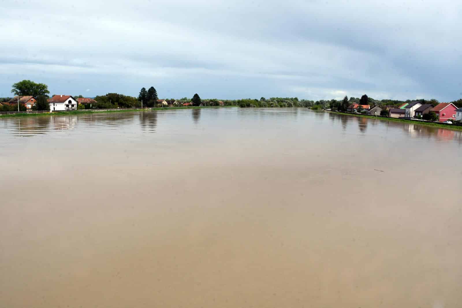 Sisak: Stanovnici mjesta uz Savu spremno čekaju najavljeni vodni val, popravljajući i gradeći nove nasipe