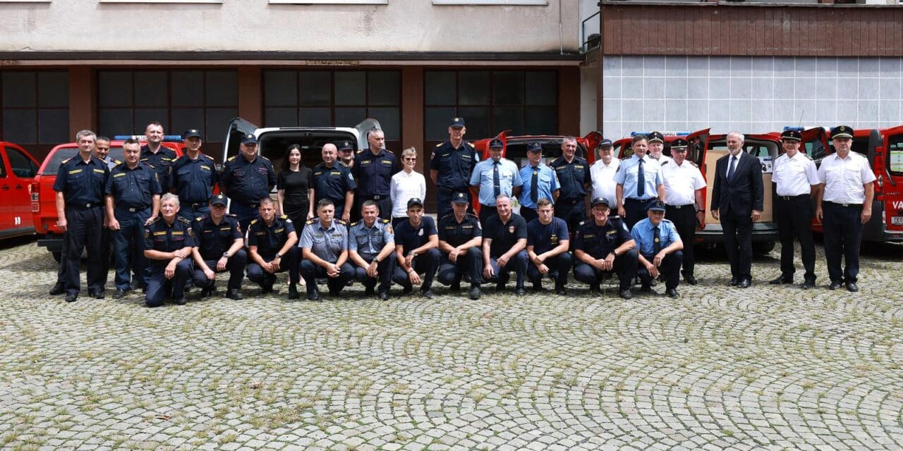 Zagreb: Predstavnicima vatrogasnih zajednica županija predana vatrogasna oprema