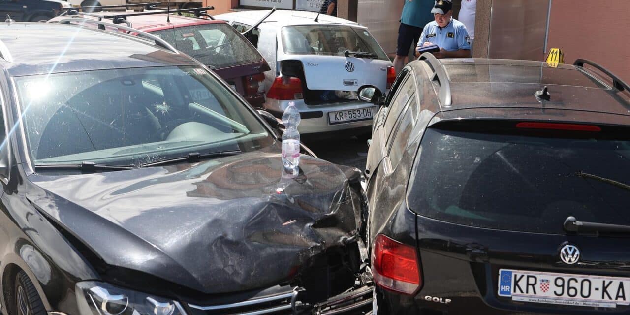 Krapina: Vozač automobila se zabio u ljude i parkirana vozila ispred trgovine