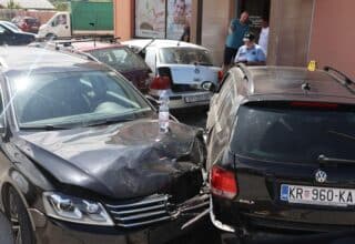 Krapina: Vozač automobila se zabio u ljude i parkirana vozila ispred trgovine