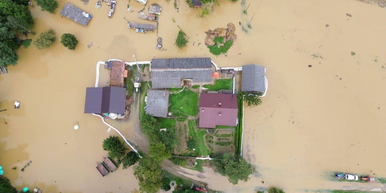 Fotografije iz zraka poplavljenog sela Drnje