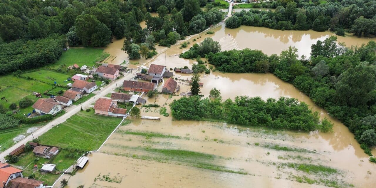 Fotografije iz zraka poplavljenog sela Drnje