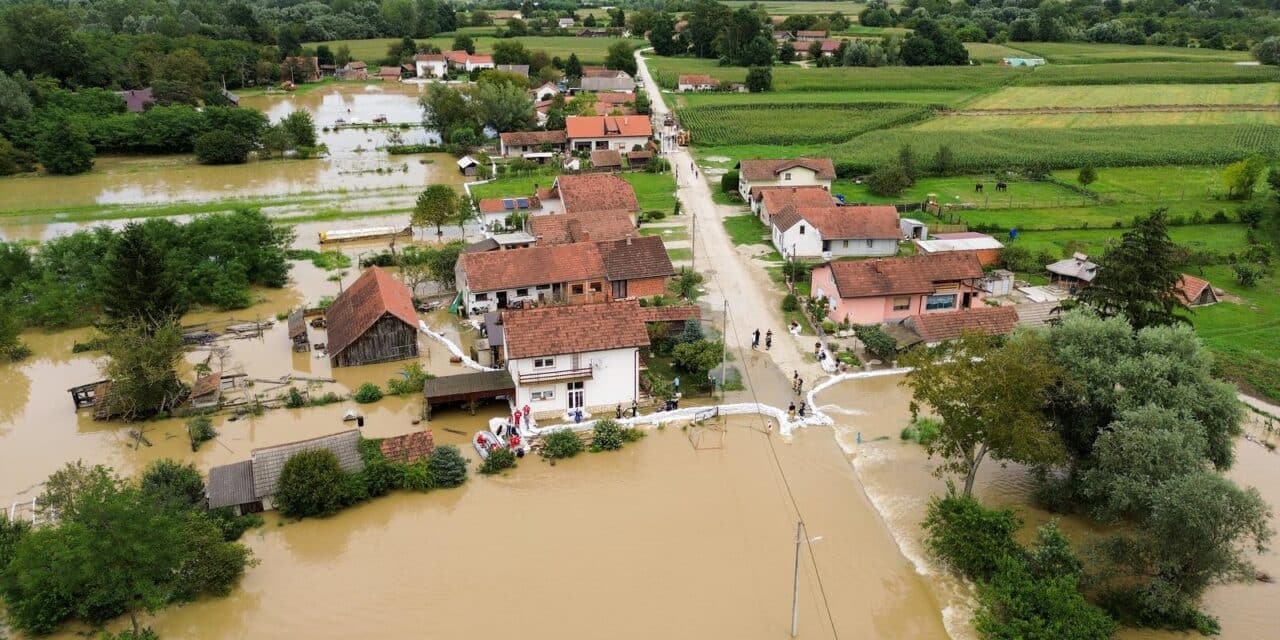 Fotografije iz zraka poplavljenog sela Drnje