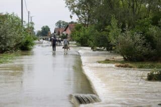 U naselju Drnje voda se polako povlači iz kuća i dvorišta