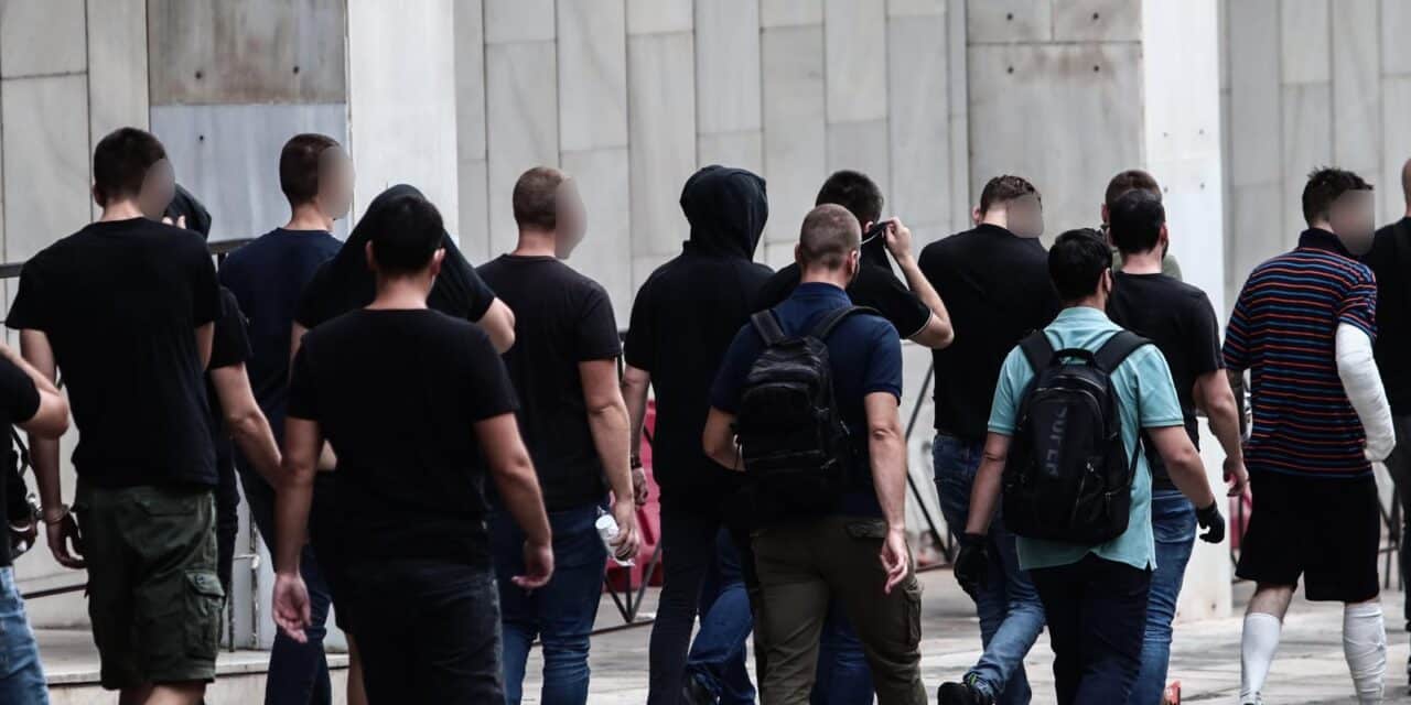 Posljednja skupina privedenih navijača u Ateni izlazi pred sudskog istražitelja