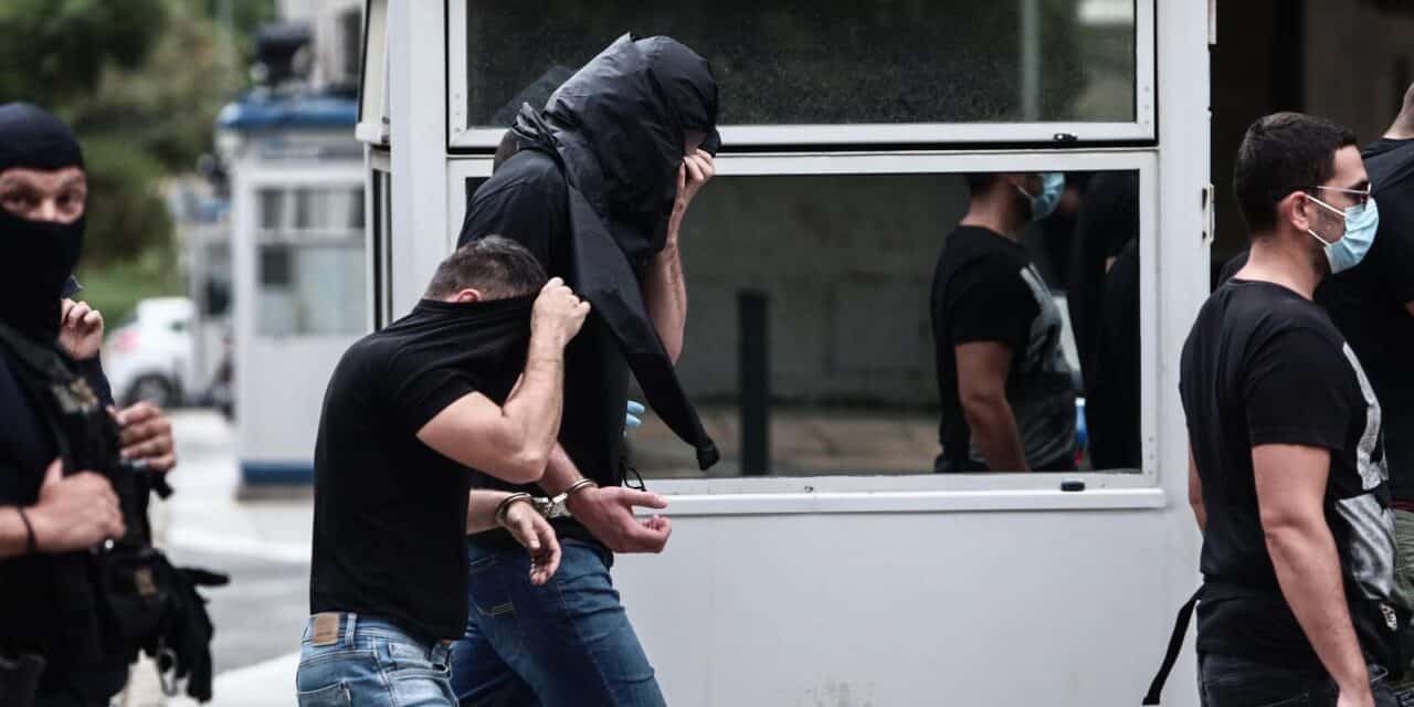Posljednja skupina privedenih navijača u Ateni izlazi pred sudskog istražitelja