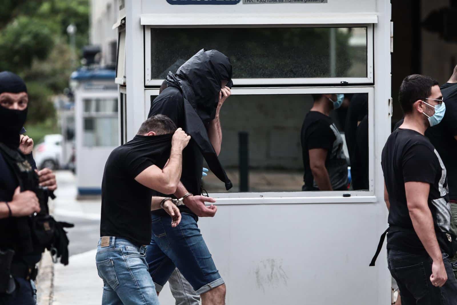 Posljednja skupina privedenih navijača u Ateni izlazi pred sudskog istražitelja