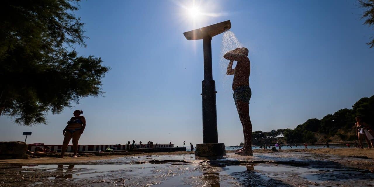 Split: Domaći i turisti na plaži Firule potražili osvježenje od velikih vrućina