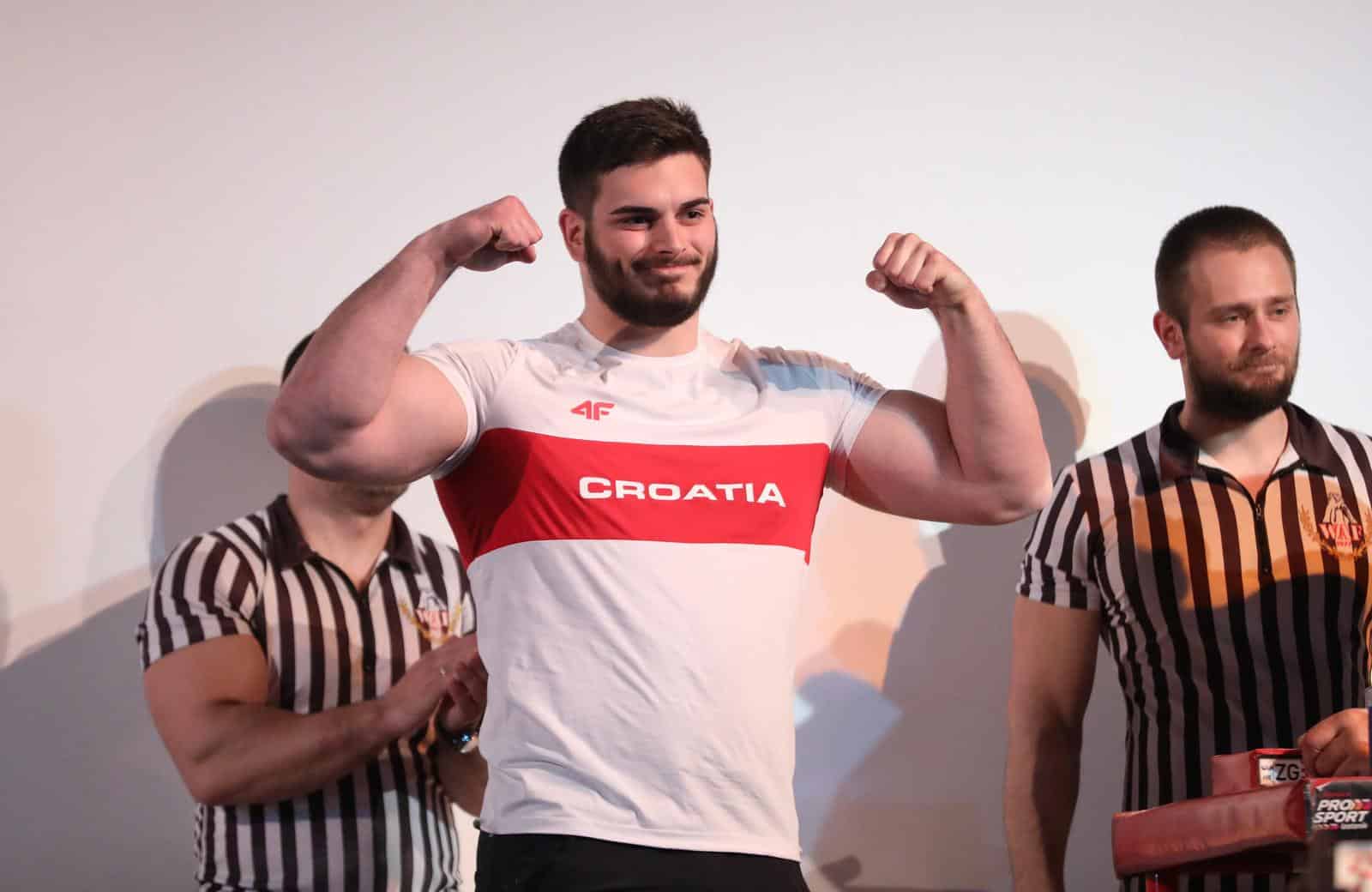 “Čudo od djeteta” Rino Mašić nepobjediv je u obaranju ruke, a tek mu je 18 godina