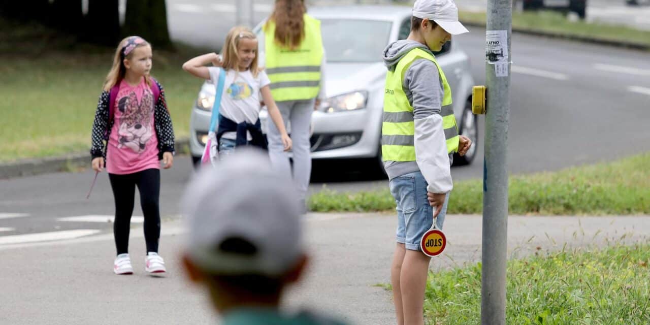 Zagreb: Pripadnici Školske prometne patrole pomažu učenicima sigurno doći do škole
