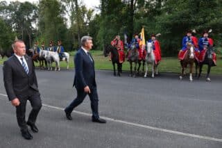 Varaždin: Premijera Plenkovića prije dolaska na sjednicu Varaždinske županije dočekalo 35 konjanika