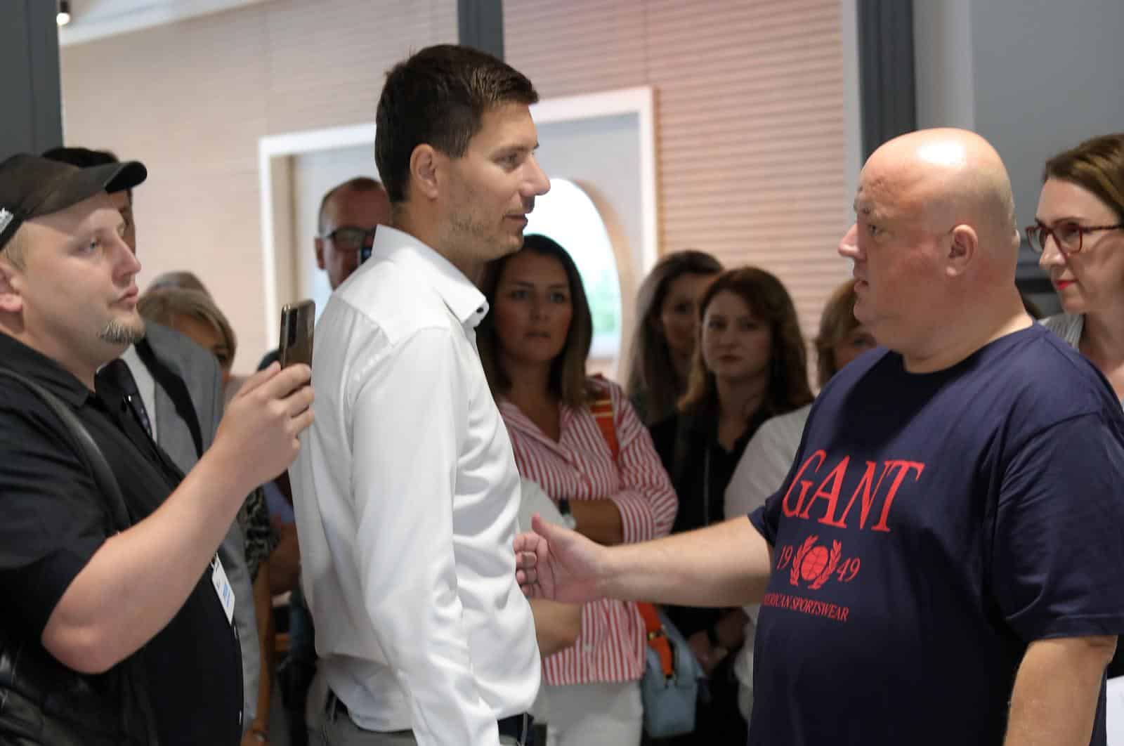 Zagreb: Pernar ponovno napravio incident na presici Tomislava Tomaševića