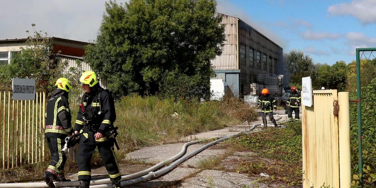 Zagreb: Vatgrogasci se bore s požarom poslovnog objekta na Žitnjaku