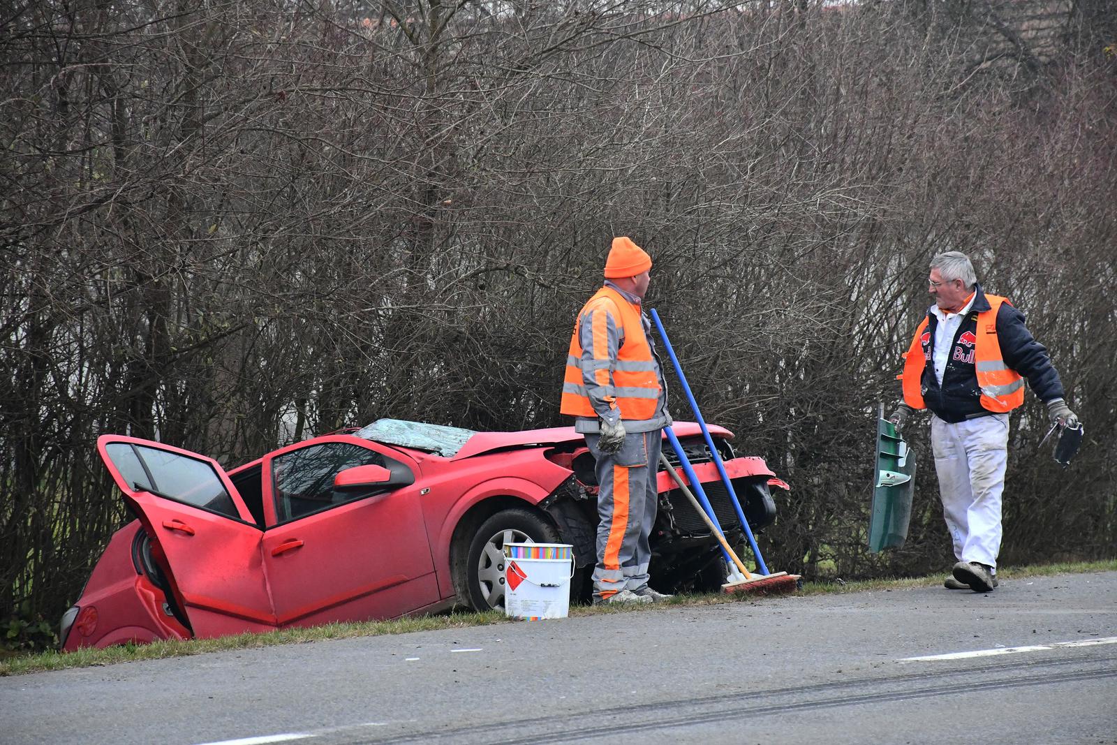 Teška nesreća u Čajkovcima: Auto i kamion u kanalu nakon sudara, dvoje je ozlijeđenih