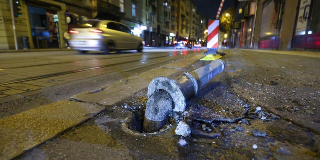 U centru Zagreba vozač pokosio stupiće, ozlijeđen pješak