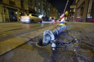 U centru Zagreba vozač pokosio stupiće, ozlijeđen pješak