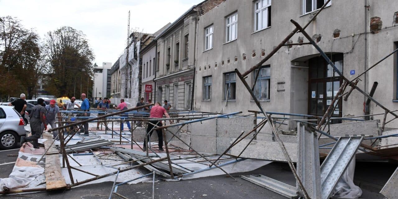 Sisak: Urušio se dio skele u Rimskoj ulici