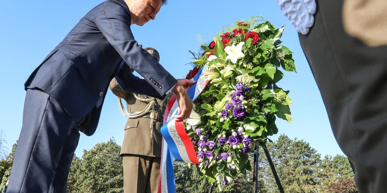 Zagreb: Predsjednik Sabora polo�io vijence kod Zida boli i na grobu Franje Tu?mana