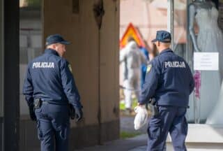 Osijek: Policijski očevid u Županijskoj ulici gdje je pronađeno tijelo muške osobe