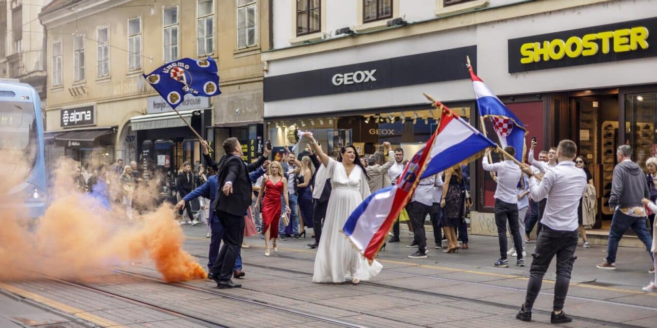 Zagreb: Mladenci i svatovi nakratko zaustavili promet u Ilici
