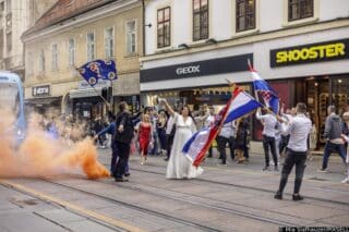 Zagreb: Mladenci i svatovi nakratko zaustavili promet u Ilici