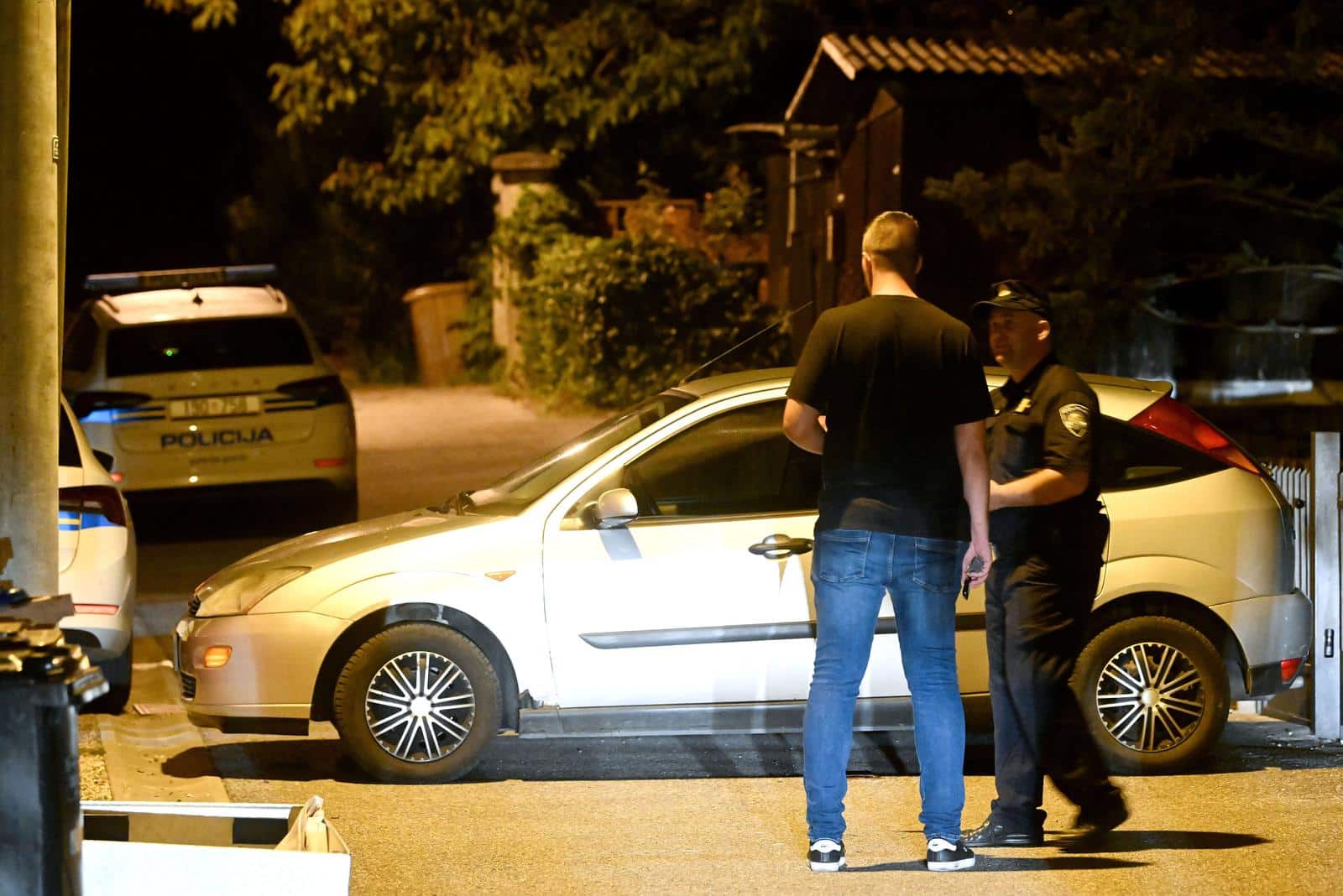 Zagreb: Muškarac prijetio da će skočiti s krova kuće pa pucao prema policiji