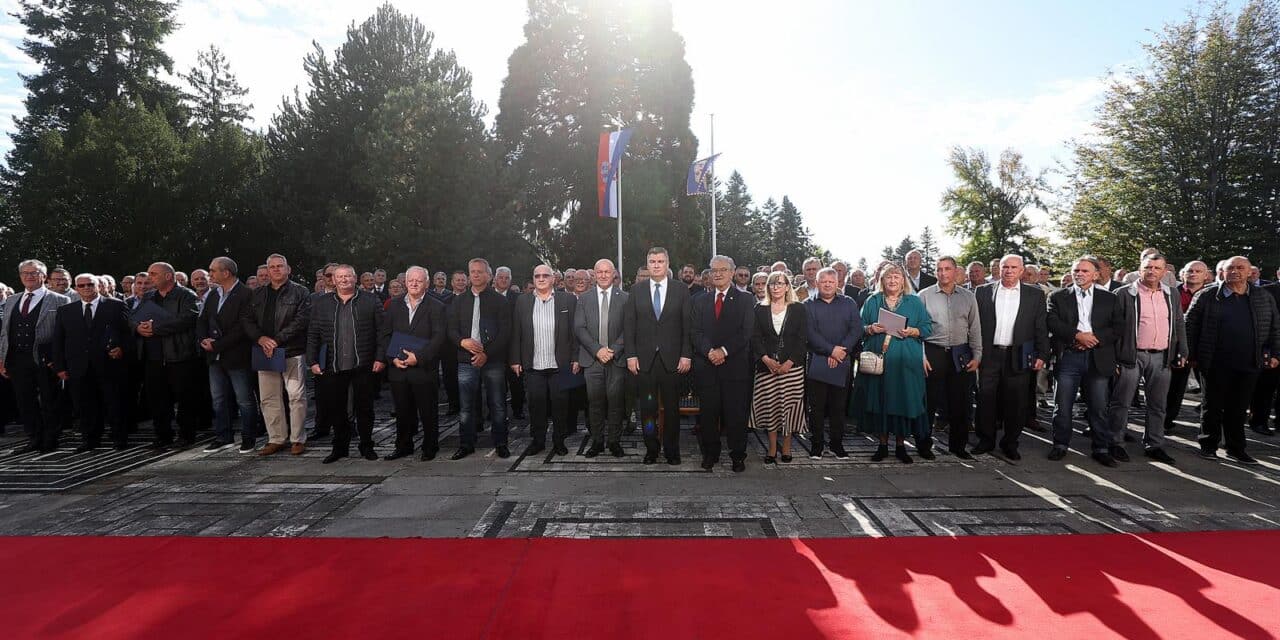 Zagreb: Povodom Dana dobrovoljnih darivatelja krvi predsjednik Milanovi? dodijelio je odlikovanja