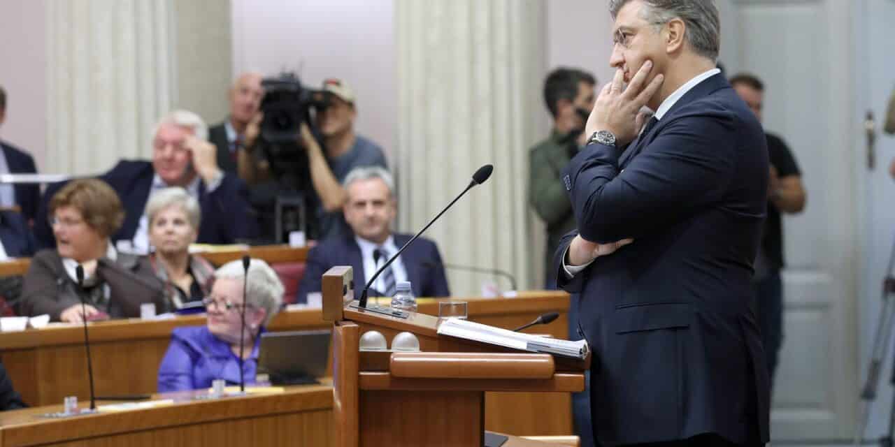Zagreb: Oporba lupanjem ometa govor premijera Plenkovića u Saboru