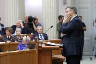 Zagreb: Oporba lupanjem ometa govor premijera Plenkovića u Saboru