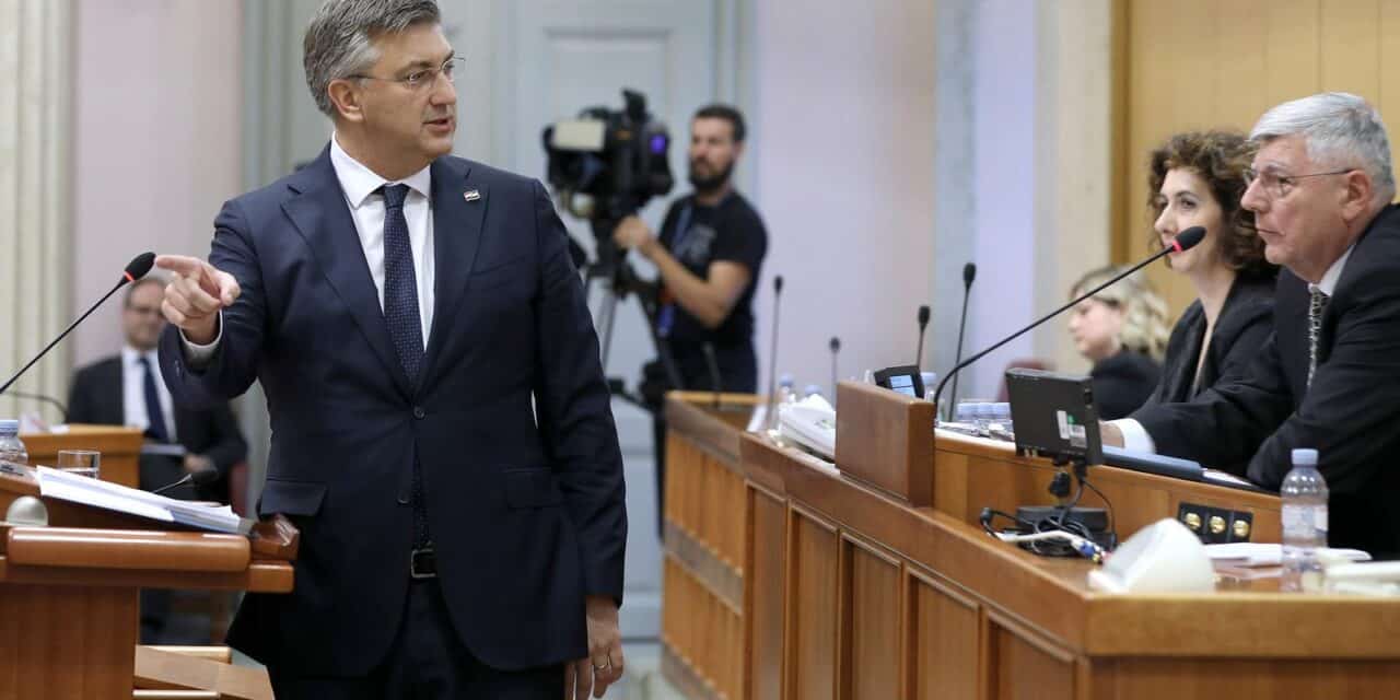 Zagreb: Zastupnici lupanjem ometaju govor premijera Plenkovica