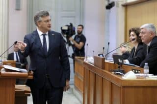 Zagreb: Zastupnici lupanjem ometaju govor premijera Plenkovica