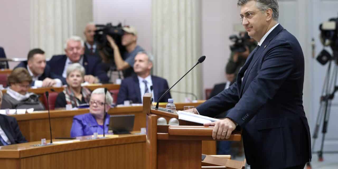 Zagreb: Zastupnici lupanjem ometaju govor premijera Plenkovica