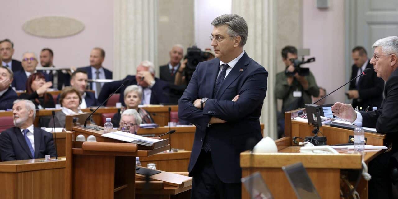 Zagreb: Zastupnici lupanjem ometaju govor premijera Plenkovica
