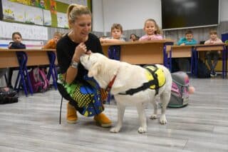 Ovo je Luna, terapijski pas koji svakodnevno unosi radost u bjelovarsku osnovnu školu