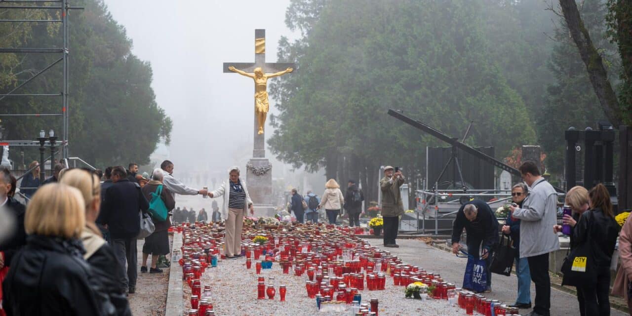 Zagreb: Građani obilježavaju dan Svih svetih na Mirogoju
