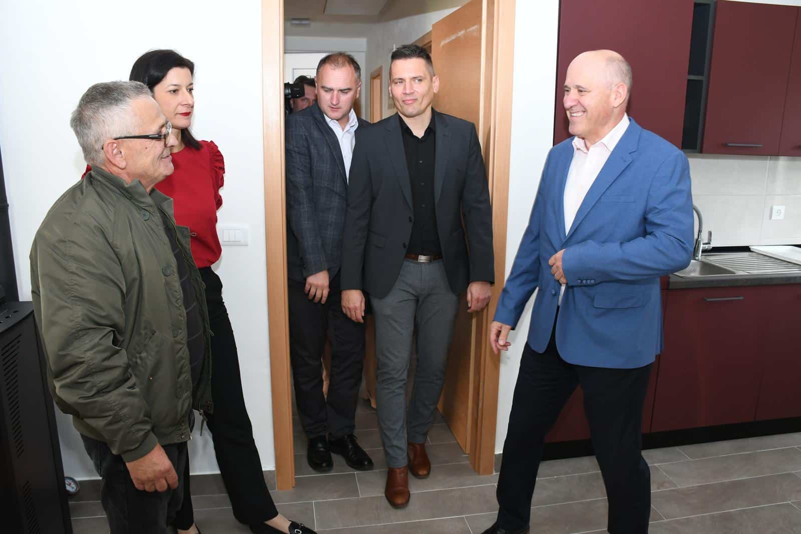 Branko Bačić u Petrinji obišao obitelji kojima su sagrađene zamjenske kuće