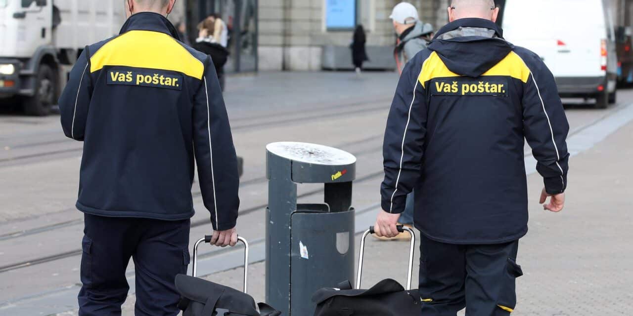 Zagreb: Poštari na dostavi