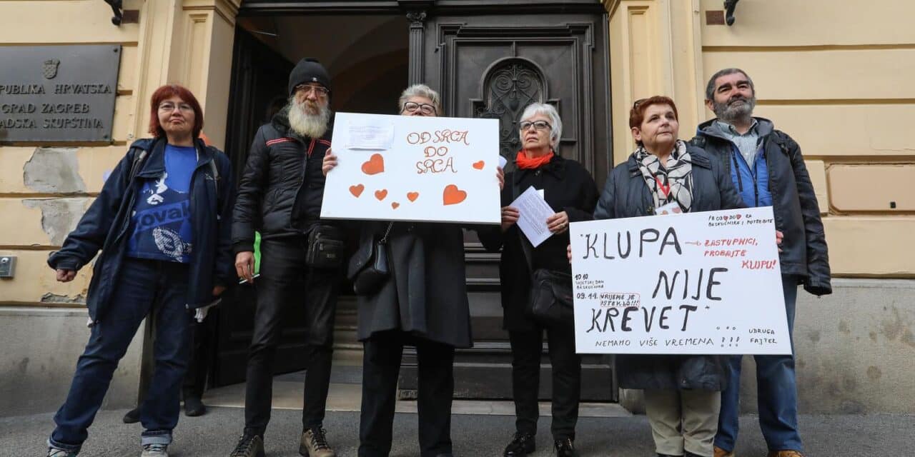Zagreb: Mirni prosvjed Udruge beskućnika ispred Gradske skupštine