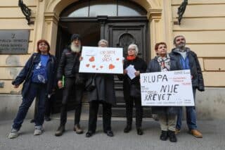 Zagreb: Mirni prosvjed Udruge beskućnika ispred Gradske skupštine