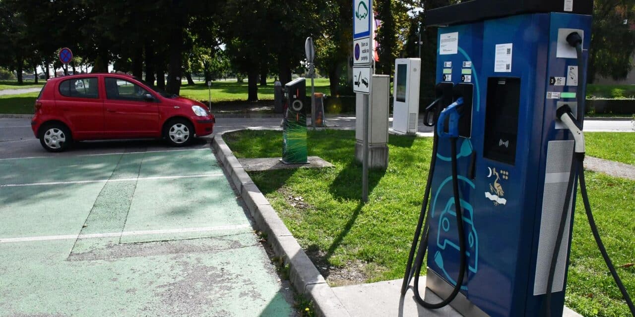 Slavonski Brod: Grad započeo s naplatom usluge punjenja električnih vozila na javnim gradskim punionicama