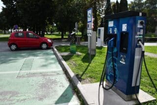 Slavonski Brod: Grad započeo s naplatom usluge punjenja električnih vozila na javnim gradskim punionicama